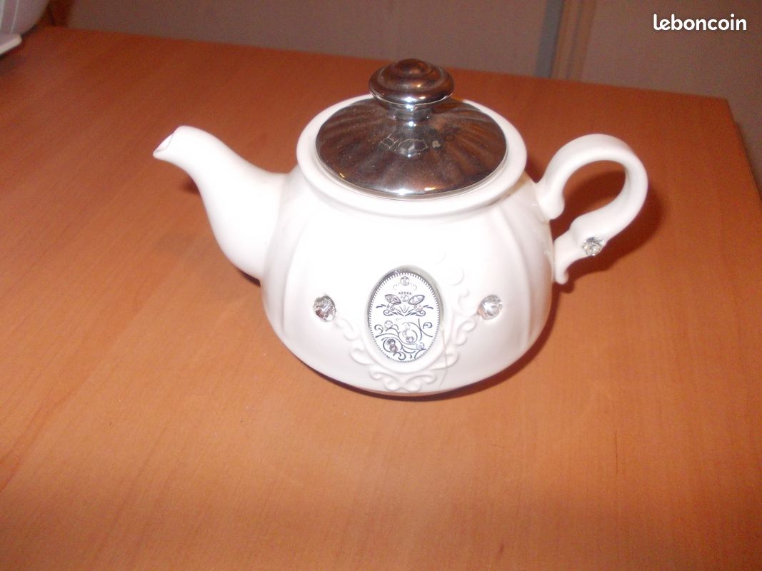 Petite theiere en porcelaine (image 1)