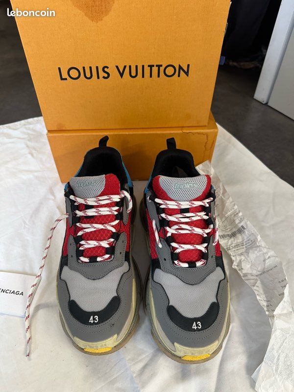 BALENCIAGA Triple S (image 14)