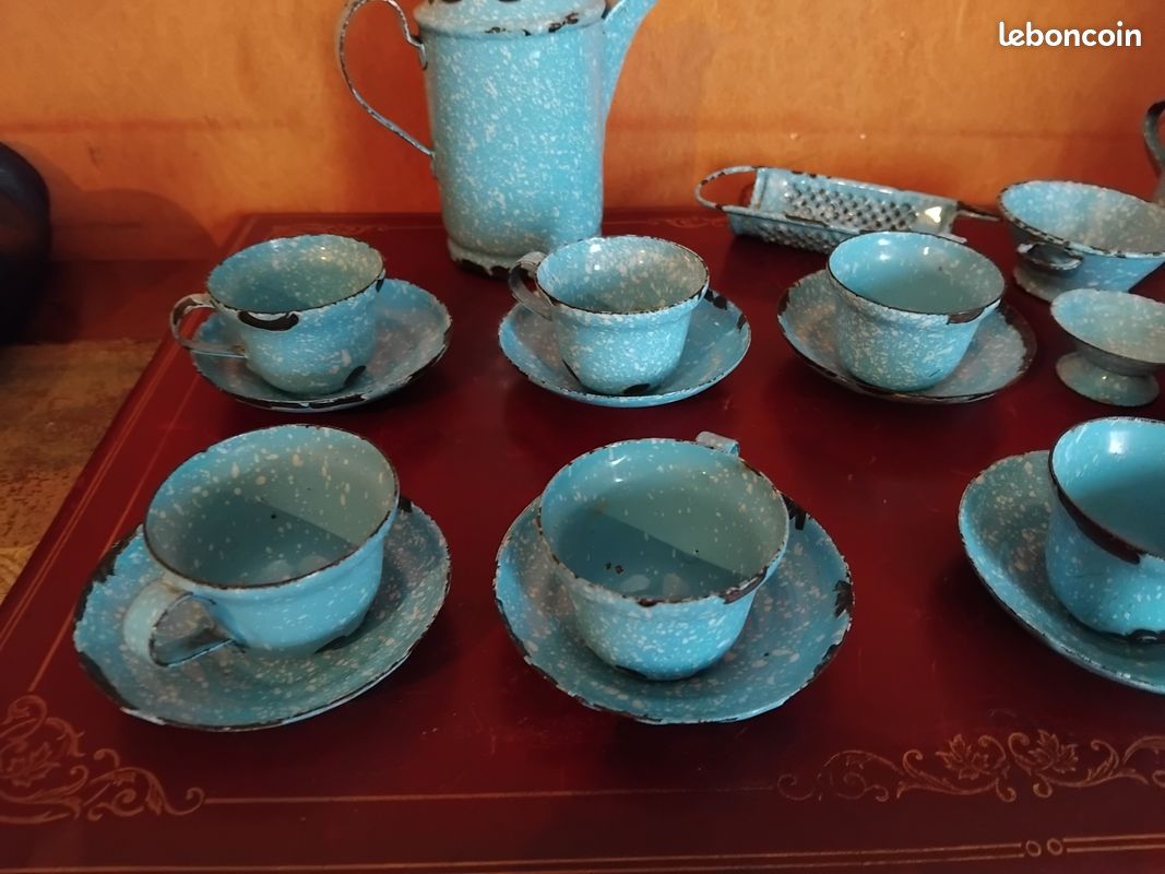 BELLE CAFETIÈRE ANCIENNE En Tôle Émaillée Bleue Avec Fleurs Et Papillon