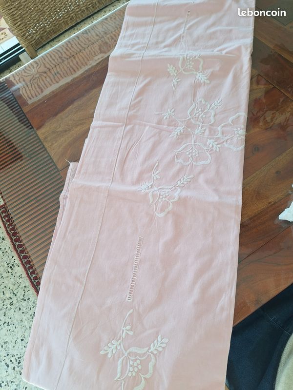 Drap blanc vintage et nappe florale colorée d’ebroidery de main