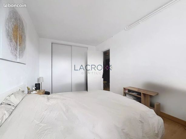 https://img.leboncoin.fr/api/v1/lbcpb1/images/85/d4/0c/85d40c2864fc5717a1210e8c29ee779335d76b89.jpg?rule=ad-image