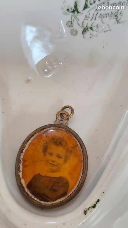 Pendentif Médaillon Ancien En Métal Doré Et Verre - Amulette Porte-photo Vintage, Occasion
