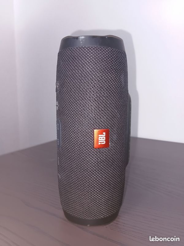 Jbl charge 3 (main propre) (image 1)