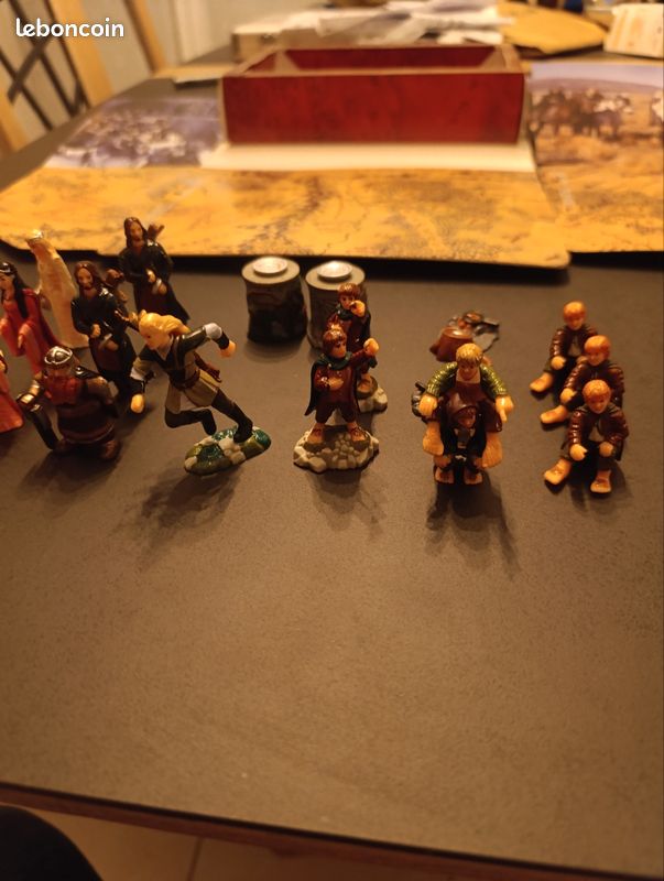 Vends lot Le Seigneur des anneaux comprenant 24 figurines et accessoires
- la boite avec ses décors en très bon état
- les boites contenants les figurines
- 2 fèves
- 2 images magics (image 3)