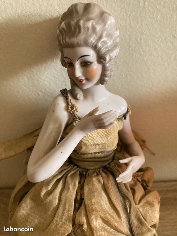 Demi poupée en porcelaine - France
