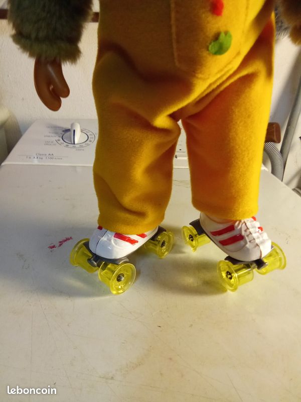 Vend Peluche ours Sammy Skates vintage - 1985 avec salopette jaune et patins à roulettes - Lecture de musique, état de fonctionnement H38 CM (image 2)