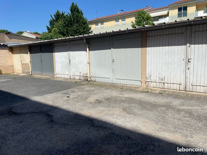 Vend garage fermé plein pied Bd Gambetta 480 · à Crêches-sur-Saône · 19 000 €