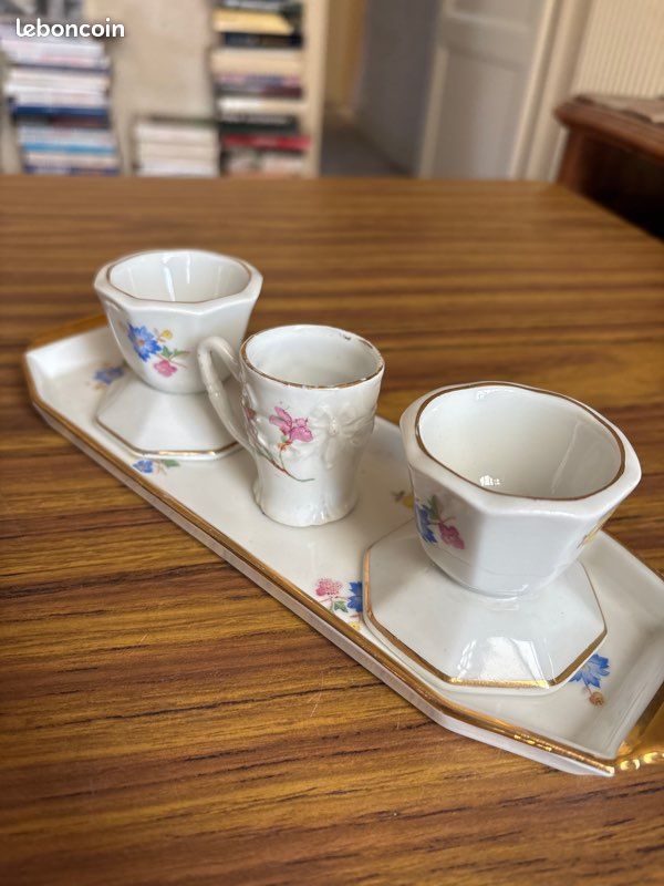 LIMOGES chez PaulhatPartie de service à café en porcelaine à décor de