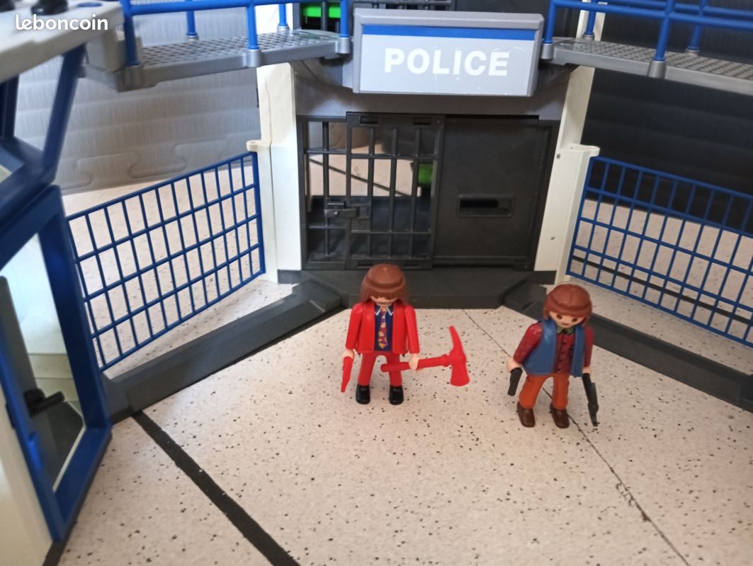 Lot Playmobil Police – Gros Lot Vrac Avec Voiture, Hélico, Motos Et Figurines