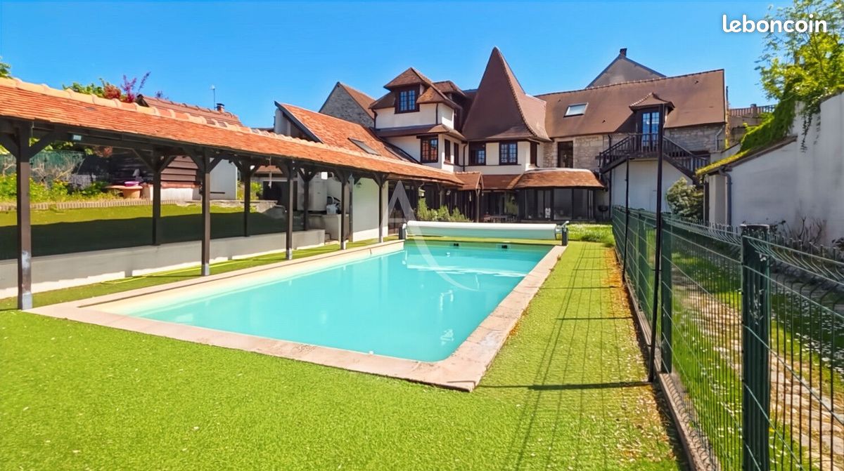Maison 20 pièces 402 m² · à Magny-en-Vexin · 402 m² · 749 000 €