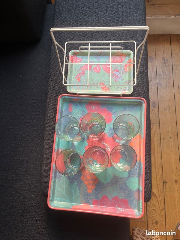 Ensemble composé d’un plateau en fibre de verre et de 6 verres sur leur support (image 8)