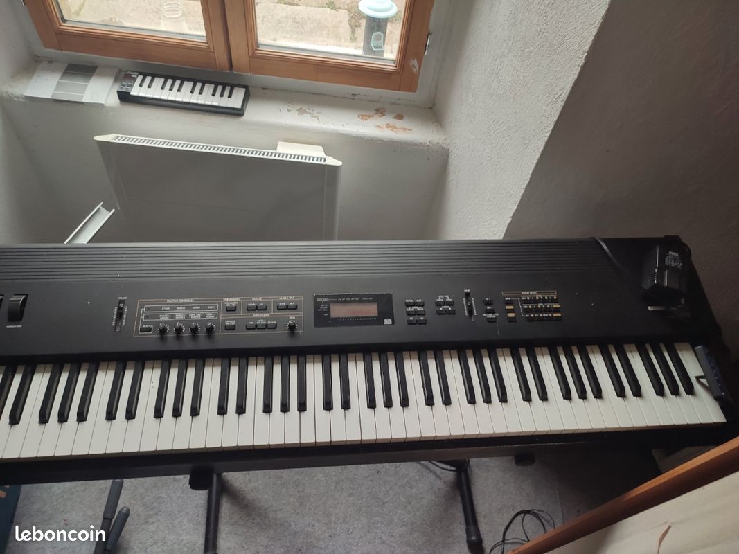 Piano numérique Korg N1 – 88 touches lestées + accessoires (image 1)