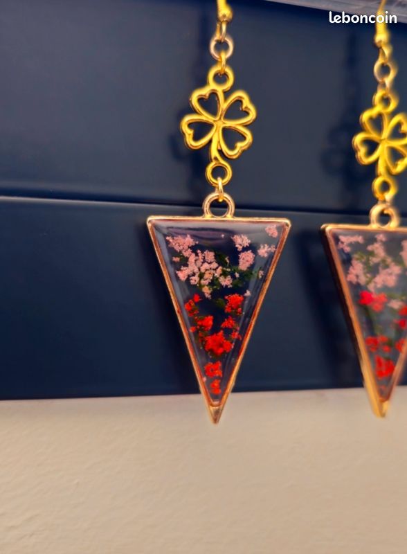 Boucles d'Oreilles Triangle en Résine et Fleurs Séchées - Finition Dorée - Bijou Floral Géométrique Fait Main - Style Bohème et Nature (image 8)
