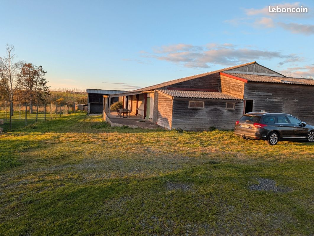 Terrain équestre 2,7 ha - Grands hangars, boxes, prés & ruisseau · à Beaupréau-en-Mauges · 99 900 €