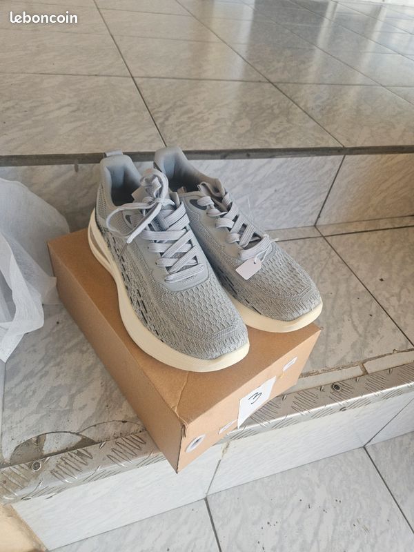 Baskets New Balance 9060 Gris Argent - Taille 42 Neuves Sans Boîte