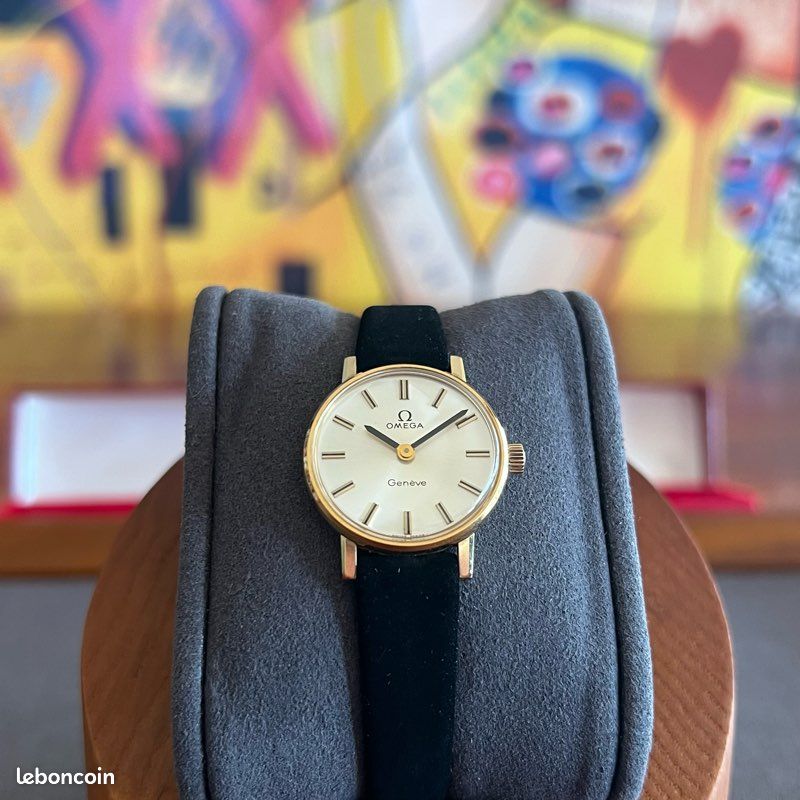 Montre vintage pour femme Universal Genève : cadran en lin, fabrication suisse, boîte d'origine - Canada