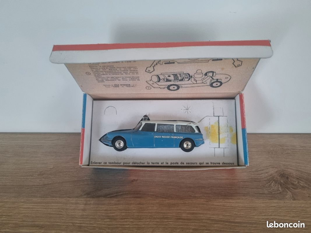 A CIJ Europarc Ref No.3/46H Peugeot 403 Break, turquoise green body
