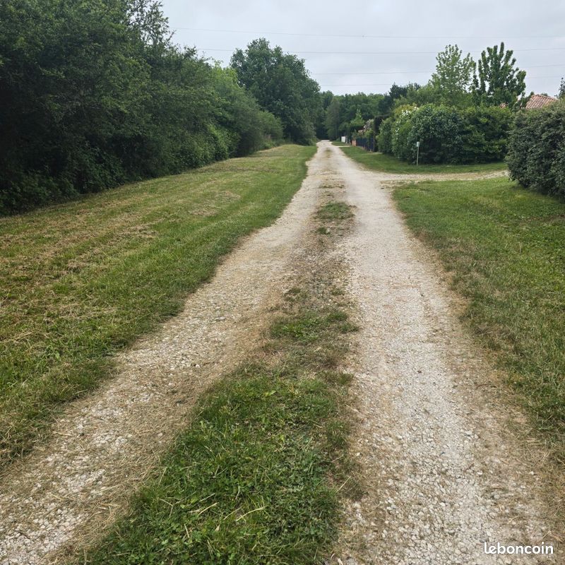 Terrain constructible 1037m2 viabilisé a vendre a montbeton endroit calme et arboré (chênes) en campagne et accès forêt de ch