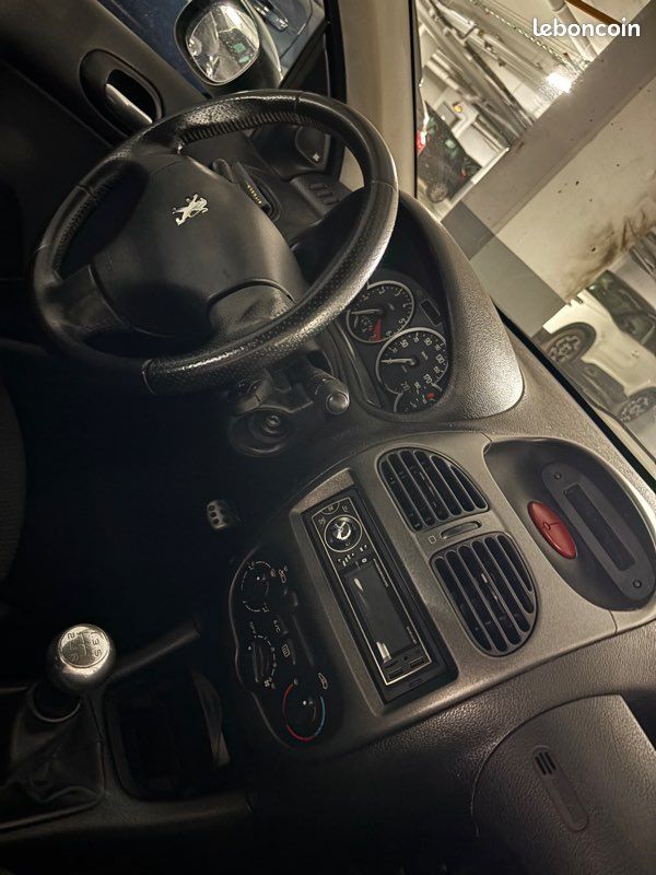 Peugeot 206 très fonctionnel et en bon état. Pas de réparation à prévoir (image 3)