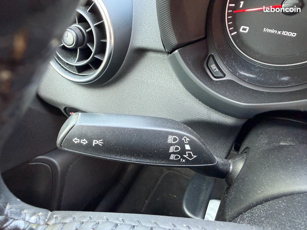 AUDI A1 1.2 TFSI 90 CH AMBIENTE * SIEGES CHAUFFANTS * CLIMATISATION * CHAINE DISTRIBUTION CHANGEe (image 20)