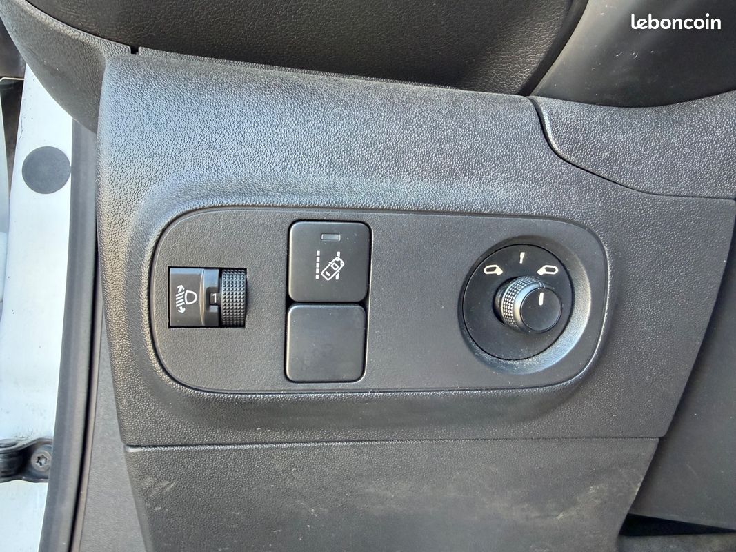 Citroën C3 Feel 1.5 Bluehdi 100 ch 2 places (image 16)