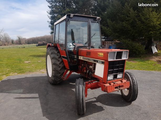 ② International 844-S Tracteur agricole à deux roues motrices