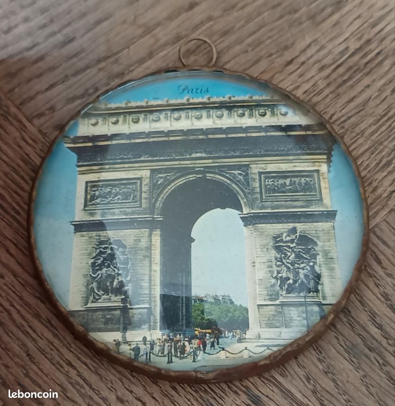 Médaillon souvenir vintage Paris - Arc de Triomphe sous face bombée (image 3)