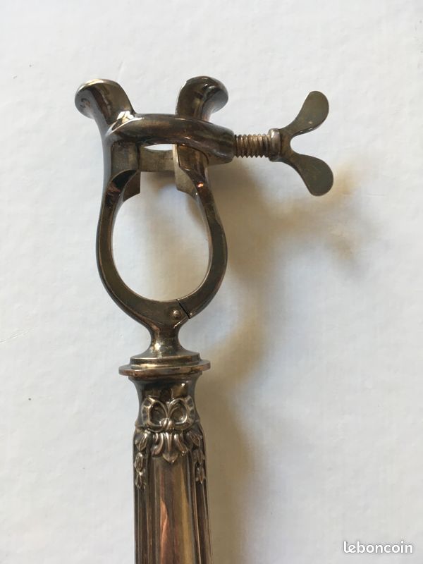 Manche à gigot en acier, le manche d'ivoire sculpté d'un pied de biche, Vente aux enchères : Argenterie - Orfèvrerie - Métal argenté