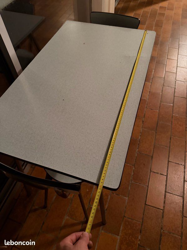 Divers table en formica et chaises (image 5)
