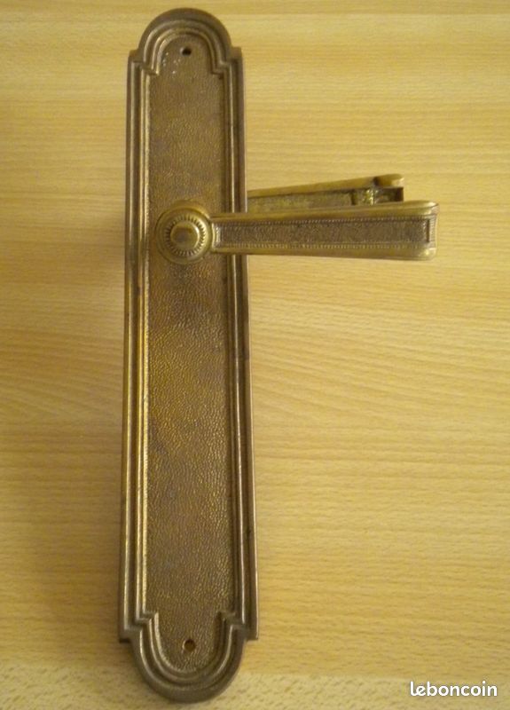 Poignée de porte et garniture sur plaque en laiton (image 1)