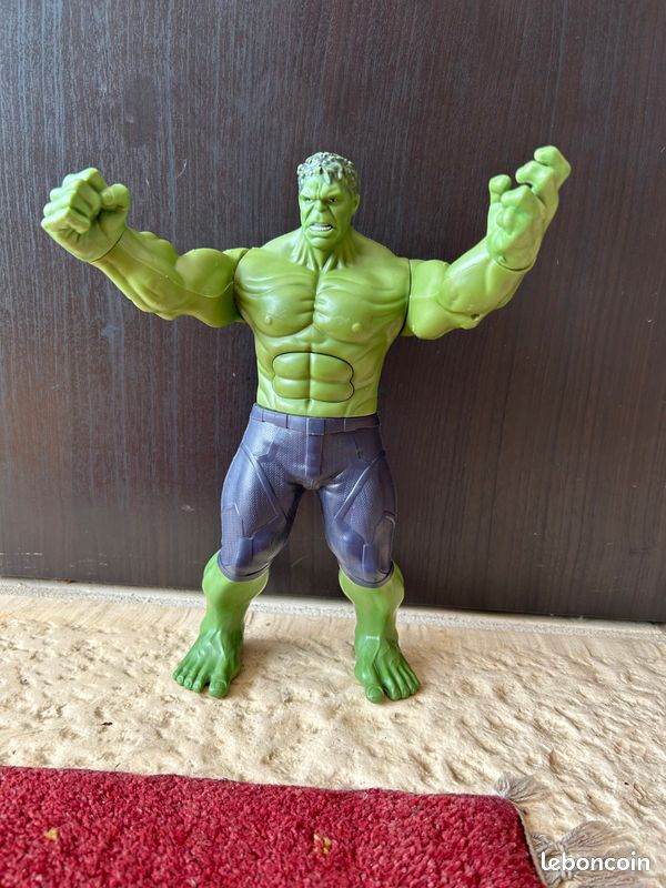 HULK Figurine (image 1)