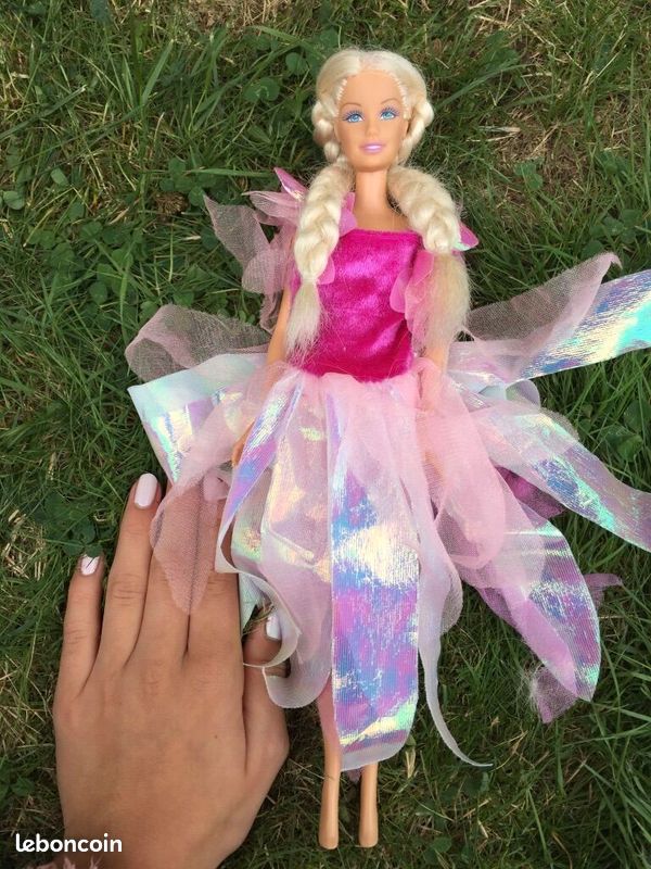 Divers poupées barbies et vêtements (image 1)