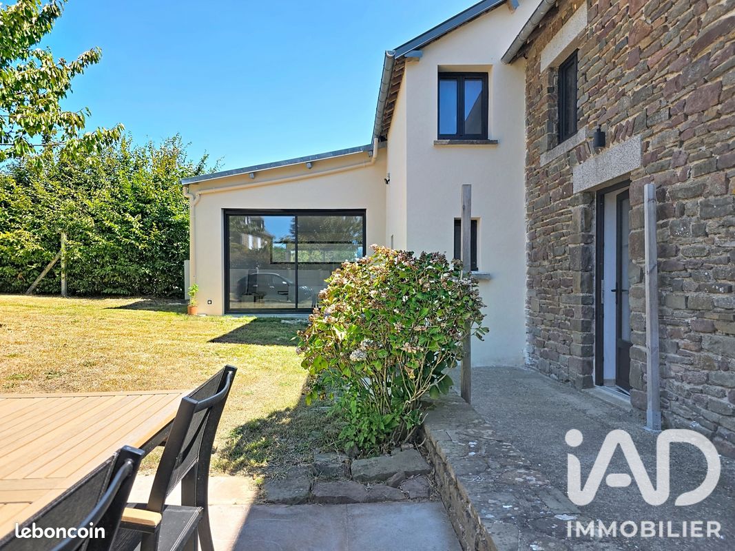 Maison 8 pièces 197 m² · à Équilly · 197 m² · 360 000 €