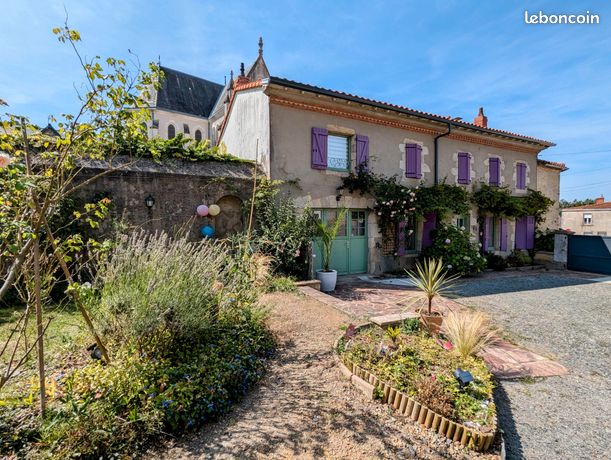 Ancienne demeure familiale rénovée de 138 m² avec jardin et patio sur terrasse – Plein bourg, toutes commodités à pieds