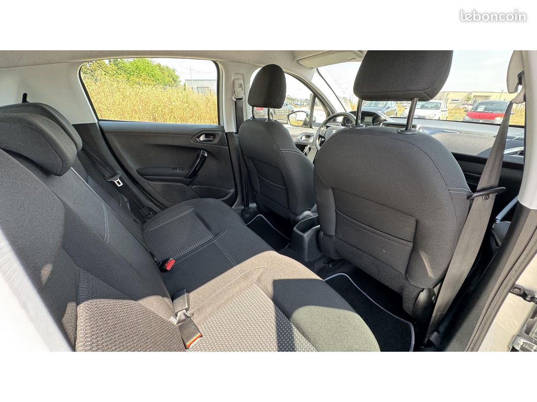 PEUGEOT 208 1.2i 12V - 82 Style (image 9)