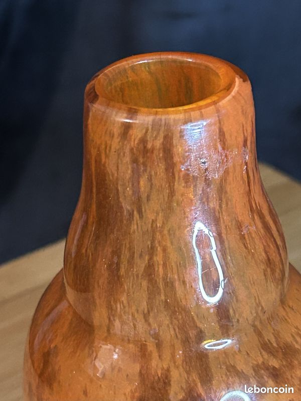 Vase ovoïde à col serré en verre marmoréen nuancé rouge et décor