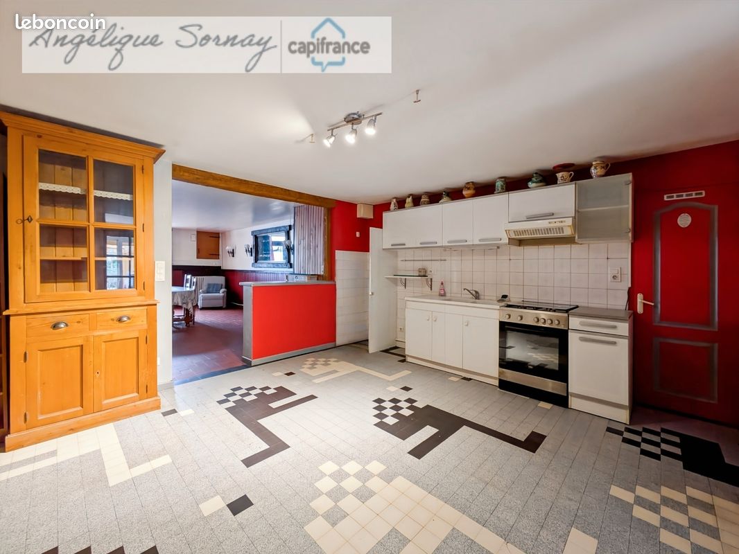 Maison 6 pièces 184 m² · à Bletterans · 184 m² · 189 000 €