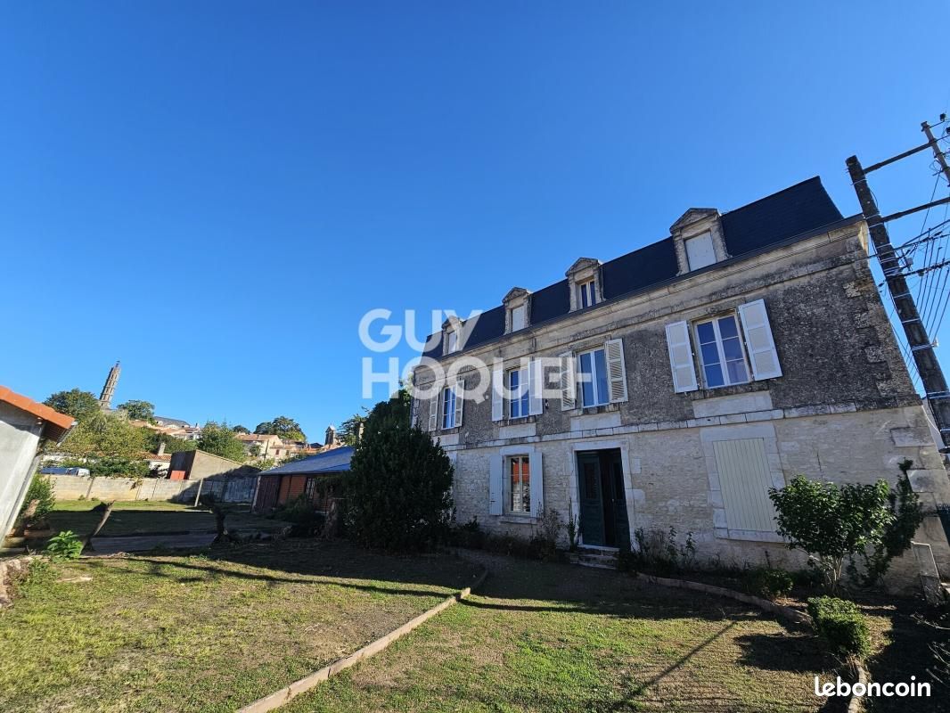 Maison 7 pièces 176 m² · à Fontenay-le-Comte · 176 m² · 281 900 €