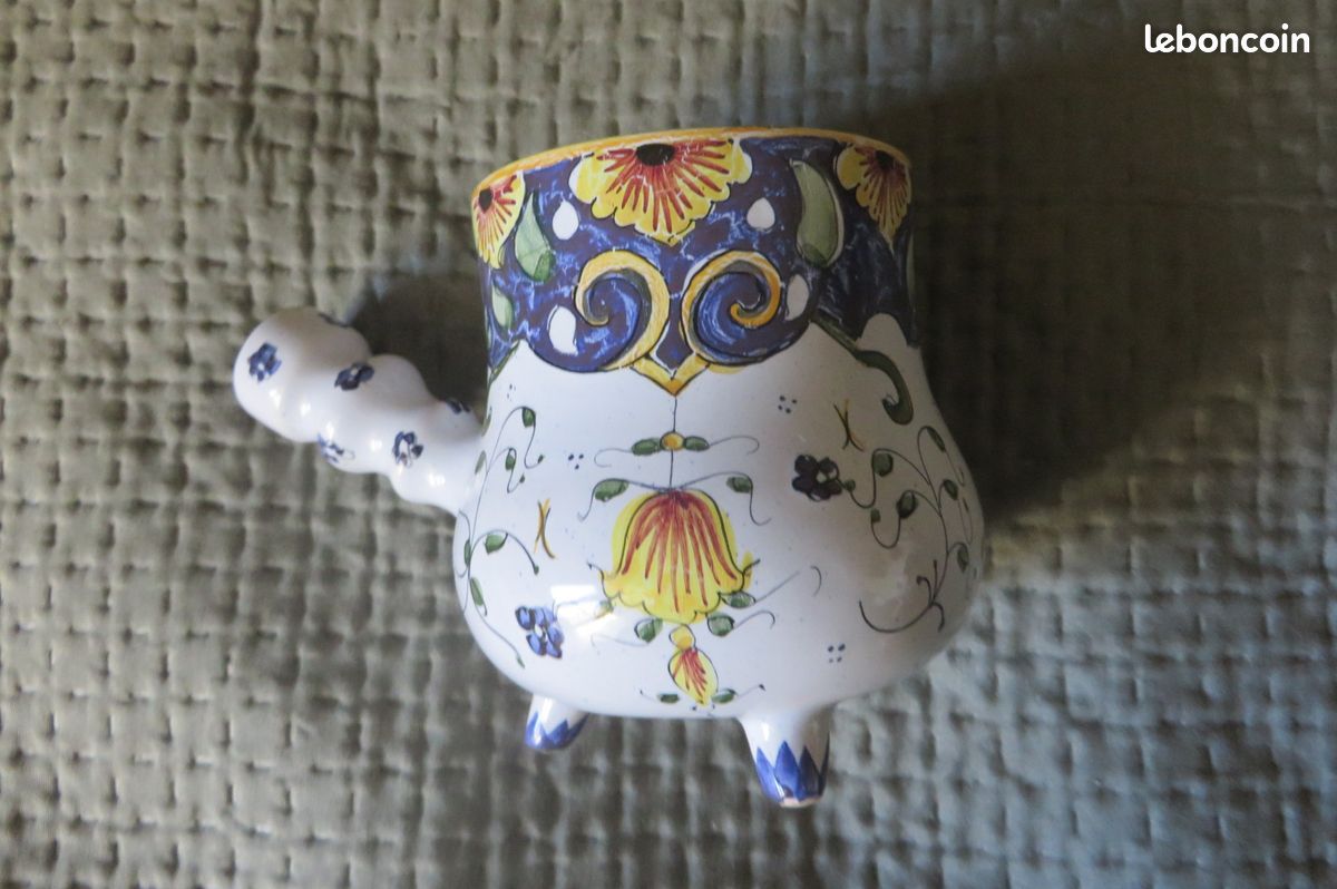 ANCIENNE CHOCOLATIERE EN porcelaine peinture fleurs avec son moussoir