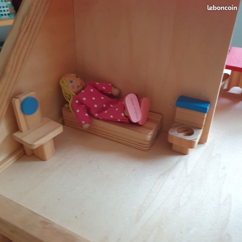 Maison de poupée en bois avec personnages bois et accessoires (image 6)