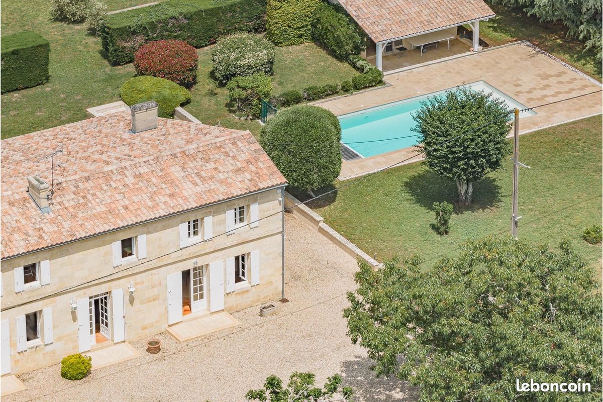 Maison 11 pièces 406 m² · à Coutras · 406 m² · 595 000 €