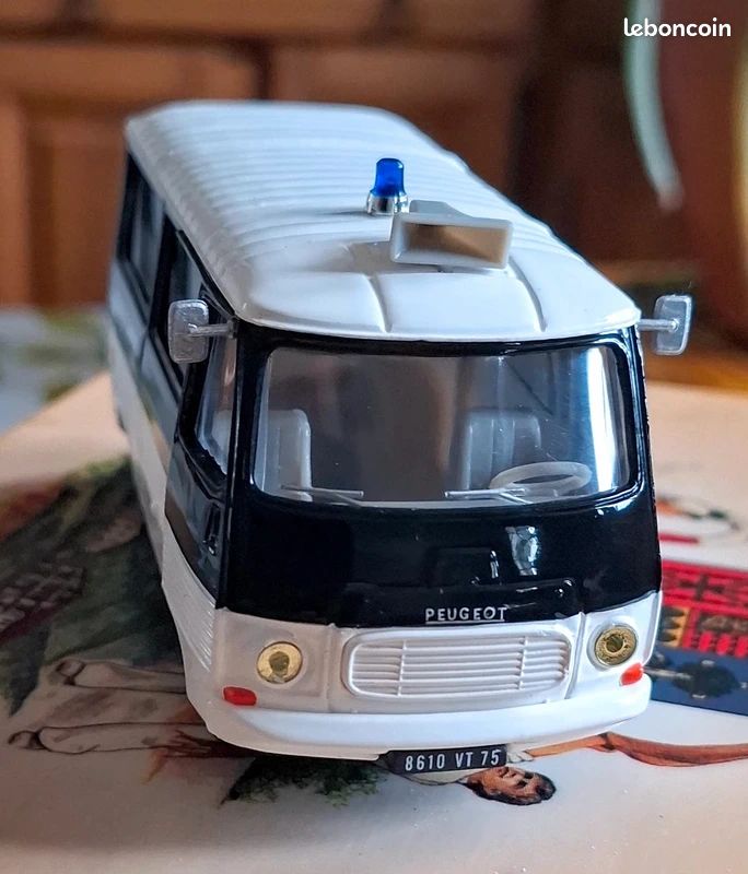 Miniature Peugeot J7 Fourgon NOREV échelle 1/43, Couleur Crème, Avec Skis Courchevel Et Boîte D'origine (1978)