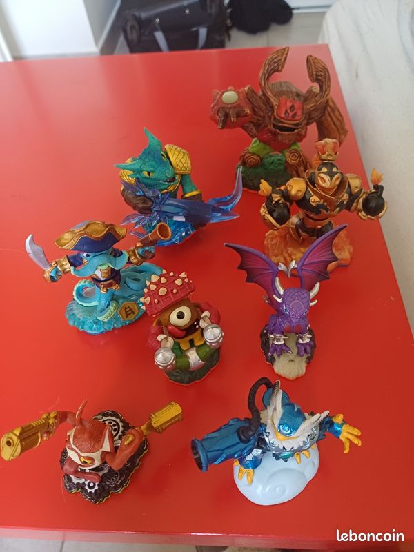 Lot 8 figurines skylander (image 1)