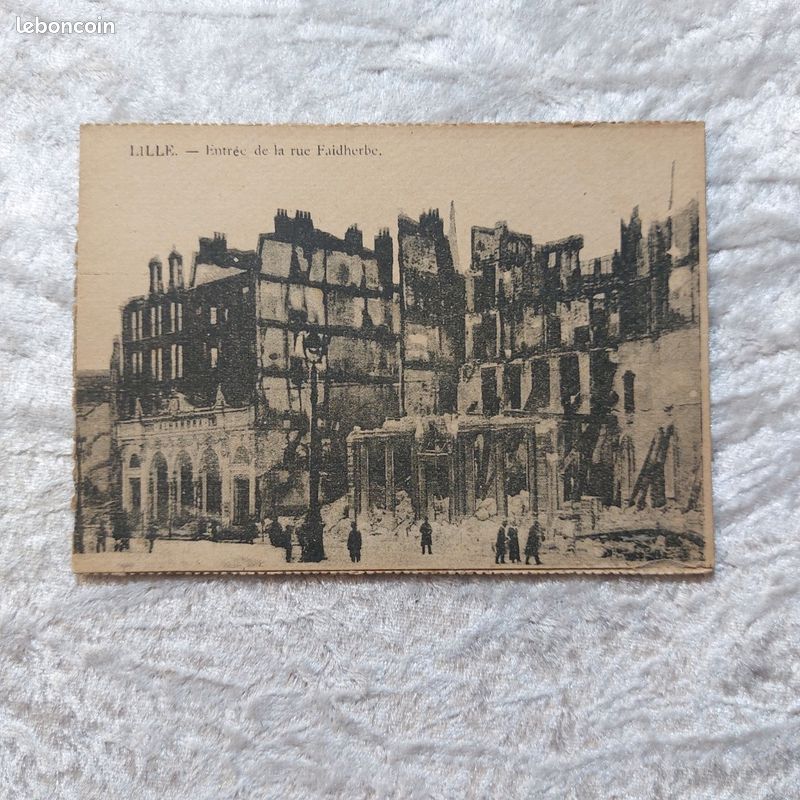 Carte Postale Ancienne Cambrai – Rue Des Liniers Et Place (Nord 59), Années 1900