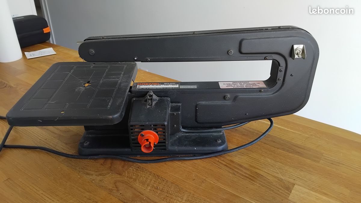 Ancienne scie à ruban électrique Dremel 57-2 dessus de table scie à