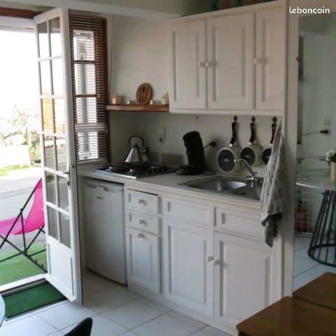 Studio indépendant 2 personnes dans villa mi-colline avec belle vue Cap d'Antibes . Parking gratuit (image 5)