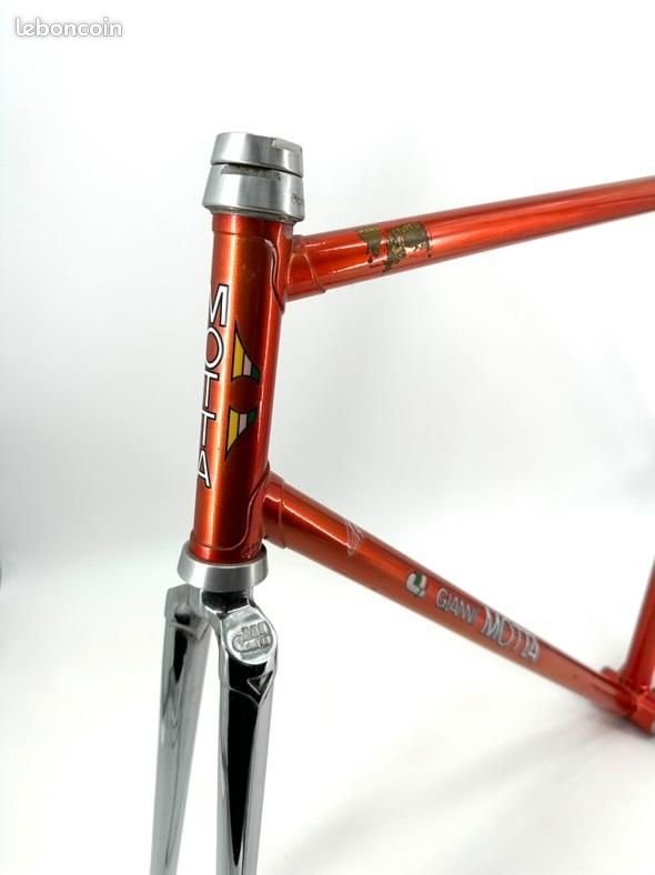 Détails Du Cadre D'un Vélo De Route Italien D'époque Gianni Motta Avec Peinture Arc En Ciel Image426488209