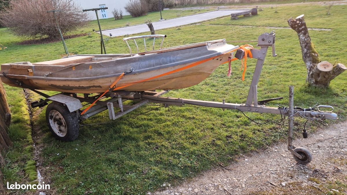 Barque avec moteur électrique et remorque (image 2)