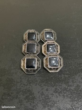 Une rangée de boutons avec différentes couleurs et différentes couleurs sur eux | Vecteur