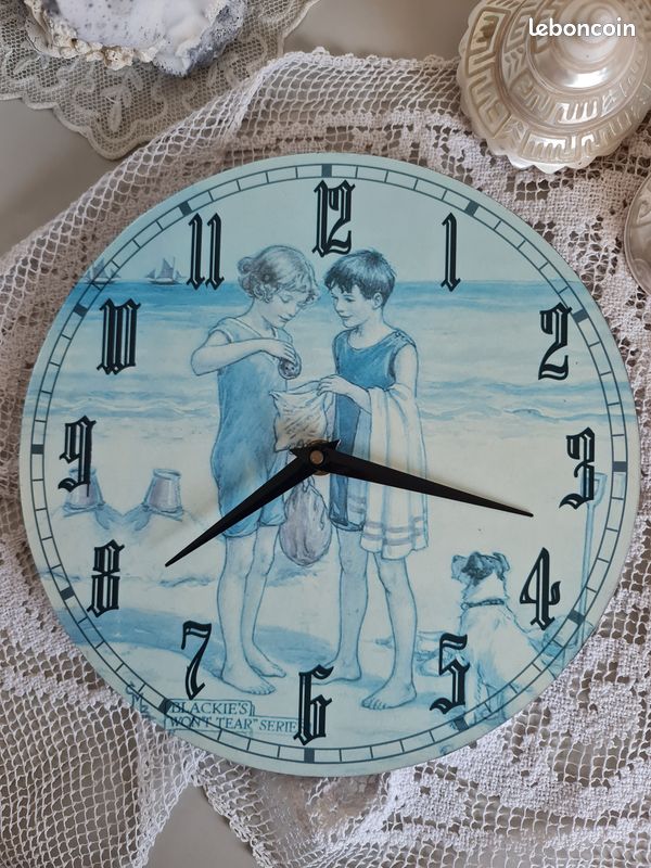 Adorable horloge murale, style rétro, pour décoration murale, représentant 2 enfants 1900 jouant sur une plage (image 1)